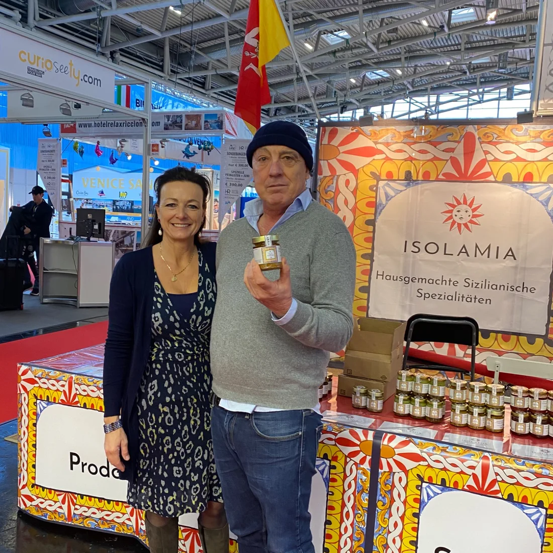 Il team IsolaMia davanti allo stand alla fiera FREE München 2020